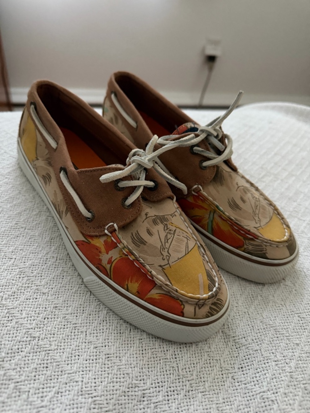 Women's Sperry Canvas Boat Shoes with Hawaiian print size 7M